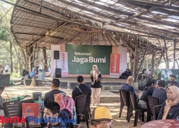 Kepala DLH, Cicik Roudlotul Jannah mengatakan bahwa aksi bersih pantai bukan sekadar seremoni, melainkan bentuk ajakan terbuka kepada semua pihak untuk ikut menjaga lingkungan. (Foto: Sunardi/Berita Pacitan)
