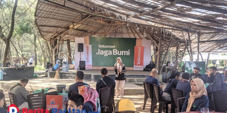 Kepala DLH, Cicik Roudlotul Jannah mengatakan bahwa aksi bersih pantai bukan sekadar seremoni, melainkan bentuk ajakan terbuka kepada semua pihak untuk ikut menjaga lingkungan. (Foto: Sunardi/Berita Pacitan)