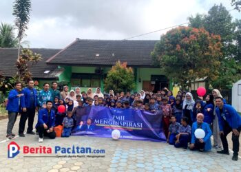 Mahasiswa PMII Pacitan menyapa generasi muda di SDN 2 Glinggangan dalam rangkaian kegiatan PMII Menginspirasi.(Foto: Sunardi Berita Pacitan)