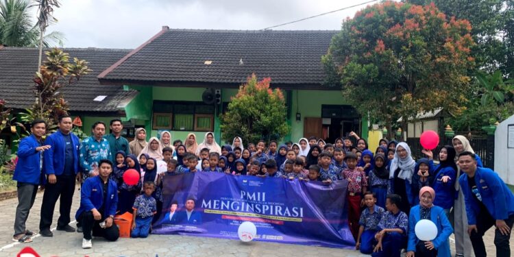 Mahasiswa PMII Pacitan menyapa generasi muda di SDN 2 Glinggangan dalam rangkaian kegiatan PMII Menginspirasi.(Foto: Sunardi Berita Pacitan)