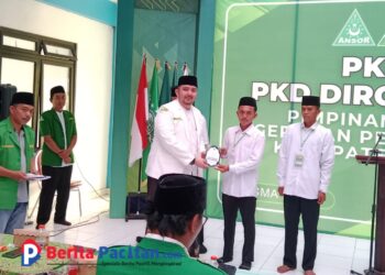 GP Ansor Pacitan resmi meluncurkan buku 'Dalil Amaliyah Ahlussunnah Wal Jama’ah' dalam pembukaan PKD & PKD Dirosah Ula. (Foto: Sunardi/Berita Pacitan)