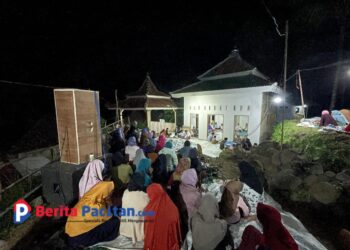Ratusan warga memadati halaman kompleks makam Ki Ageng Setiyoso saat malam peresmian Mushola Mbah Tiyoso, Jumat (25/7/2025). (Foto: Sunardi/Berita Pacita)