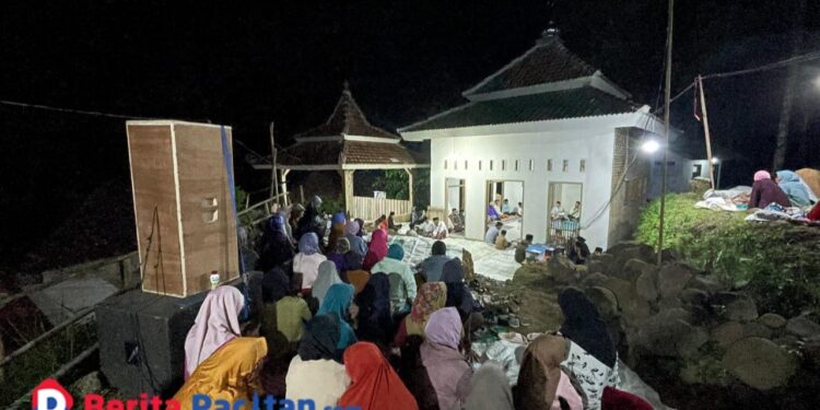 Ratusan warga memadati halaman kompleks makam Ki Ageng Setiyoso saat malam peresmian Mushola Mbah Tiyoso, Jumat (25/7/2025). (Foto: Sunardi/Berita Pacita)