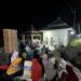 Ratusan warga memadati halaman kompleks makam Ki Ageng Setiyoso saat malam peresmian Mushola Mbah Tiyoso, Jumat (25/7/2025). (Foto: Sunardi/Berita Pacita)