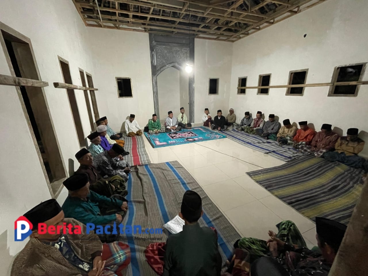 Suasana khidmat pembacaan tahlil dan doa bersama dalam rangka peresmian Mushola Mbah Tiyoso di kompleks makam Ki Ageng Setiyoso, Dusun Duren, Desa Klesem, Pacitan. (Foto: Sunardi/Berita Pacitan)