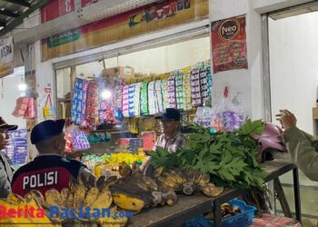 Satpol PP Pacitan bersama aparat gabungan melakukan pemeriksaan di salah satu warung di Desa Belah, Kecamatan Donorojo, dalam razia rokok ilegal. Sebanyak 280 batang rokok tanpa pita cukai berhasil diamankan. (Foto: Sunardi/Berita Pacitan)