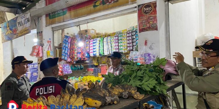 Satpol PP Pacitan bersama aparat gabungan melakukan pemeriksaan di salah satu warung di Desa Belah, Kecamatan Donorojo, dalam razia rokok ilegal. Sebanyak 280 batang rokok tanpa pita cukai berhasil diamankan. (Foto: Sunardi/Berita Pacitan)
