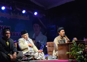 KH. Agus Muchammad Badaruddin Abdulloh (Gus Badar) saat menyampaikan tausiyah dalam Pengajian Akbar dan Kalikuning Bershalawat di Lapangan Dembleng, Tulakan, Pacitan, Minggu (24/8/2025) malam.