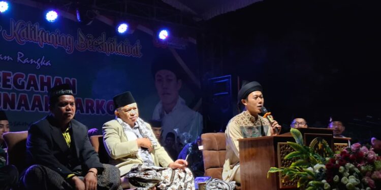 KH. Agus Muchammad Badaruddin Abdulloh (Gus Badar) saat menyampaikan tausiyah dalam Pengajian Akbar dan Kalikuning Bershalawat di Lapangan Dembleng, Tulakan, Pacitan, Minggu (24/8/2025) malam.