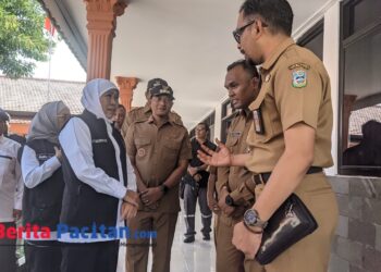 Gubernur Khofifah berbincang dengan jajaran Pemkab Pacitan terkait pengembangan fasilitas dan program pendidikan di Sekolah Rakyat. (Foto: Sunardi Berita Pacitan).