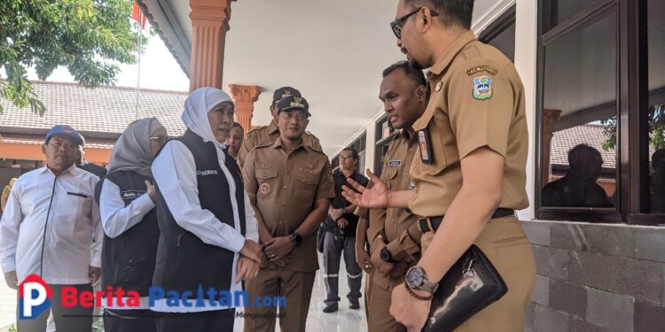 Gubernur Khofifah berbincang dengan jajaran Pemkab Pacitan terkait pengembangan fasilitas dan program pendidikan di Sekolah Rakyat. (Foto: Sunardi Berita Pacitan).