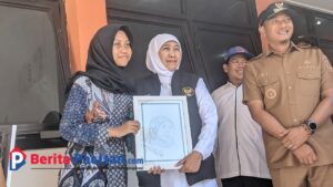 Gubernur Jawa Timur Khofifah Indar Parawansa menerima hadiah sketsa wajah dari siswi Sekolah Rakyat Pacitan sebagai bentuk apresiasi kunjungannya, Selasa (12/8/2025). (Foto: Sunardi Berita Pacitan).