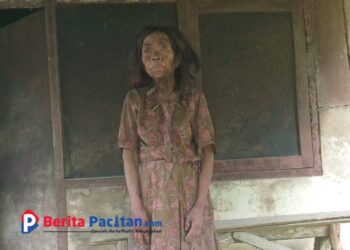 Kondisi Mbah Kadinem, seorang dhuafa yang hidup sebatang kara di RT 07, RW 02 Dusun Krajan, Desa Wonosidi, Kecamatan Tulakan, Kab. Pacitan, tinggal dalam kondisi rumah yang tidak layak huni. (Foto: Petarung Kehidupan for Berita Pacitan).