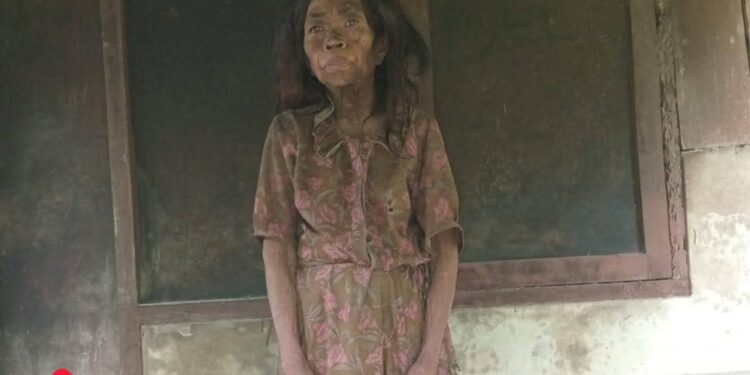 Kondisi Mbah Kadinem, seorang dhuafa yang hidup sebatang kara di RT 07, RW 02 Dusun Krajan, Desa Wonosidi, Kecamatan Tulakan, Kab. Pacitan, tinggal dalam kondisi rumah yang tidak layak huni. (Foto: Petarung Kehidupan for Berita Pacitan).