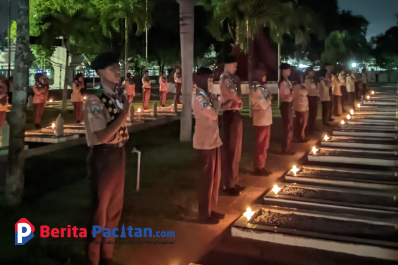 Sumpah janji yang di lakukan di Makam Pahlawan Pacitan.(Foto: Kwarcab Pacitan For Sunardi Beritapacitan.com)