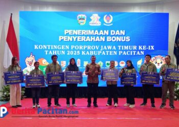 Bupati Pacitan Indarta Nur Bayu Aji menyerahkan bonus secara kepada atlet peraih medali Porprov IX Jatim 2025 di Pendopo Kabupaten, Minggu malam (17/8/2025). (Foto: Sunardi / Berita Pacitan)