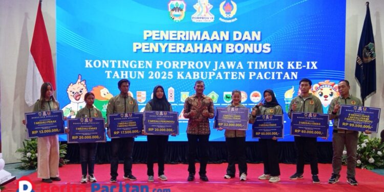 Bupati Pacitan Indarta Nur Bayu Aji menyerahkan bonus secara kepada atlet peraih medali Porprov IX Jatim 2025 di Pendopo Kabupaten, Minggu malam (17/8/2025). (Foto: Sunardi / Berita Pacitan)