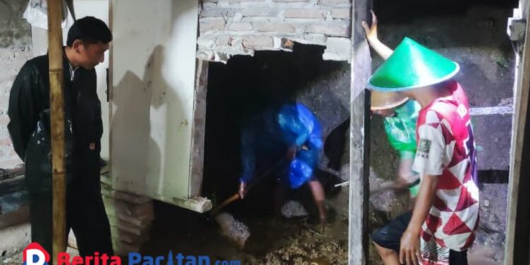 Hujan Sebabkan Longsor di Kebonagung, Rumah Sutikno dan Nafsiyah Sidomulyo Pacitan Rusak. (Sunardi/Beritapacitan.com).