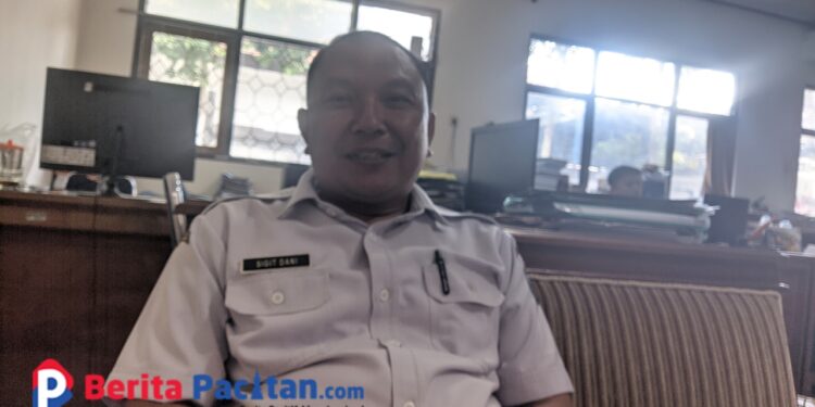 Kepala Bidang Pemerintahan Desa DPMD Pacitan, Sigit Dani, menjelaskan arah kebijakan Dana Desa 2025 yang lebih fokus pada sektor produktif, pemberdayaan, dan penguatan BUMDes.(Foto : Sunardi Berita Pacitan).
