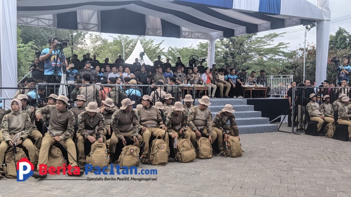 Reni pojok kanan , perempuan tangguh yang mengikuti Ekspedisi Merah Putih. (Foto : Sunardi Berita Pacitan).