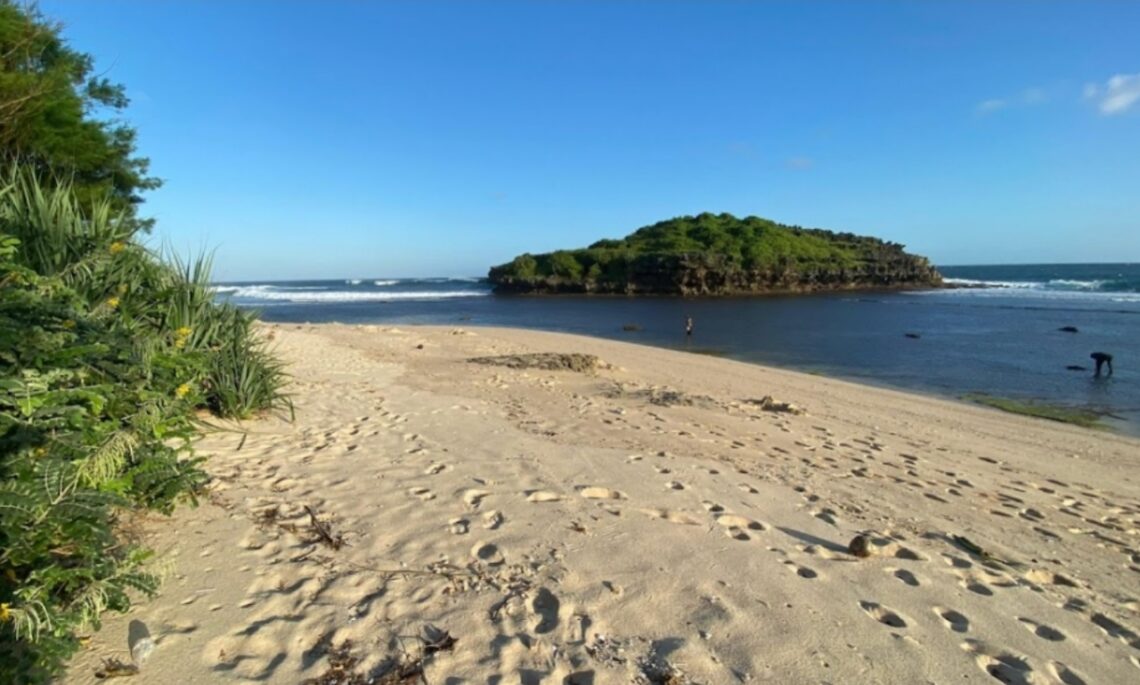 Hamparan pasir putih dan pulau karang kecil di depannya menjadikan Pantai Bresah sebagai salah satu destinasi eksotis Pacitan yang masih sepi wisatawan. Cocok untuk mencari ketenangan dengan lanskap laut biru yang memukau. (Foto : Ekspedisi Merah Putih for Berita Pacitan).