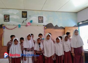 Semangat belajar anak-anak sekolah dasar di Pacitan terus tumbuh, meski dengan segala keterbatasan. Senyum dan keceriaan mereka menjadi pengingat bahwa pendidikan adalah bekal utama untuk masa depan. (Foto: Sunardi/Berita Pacitan).