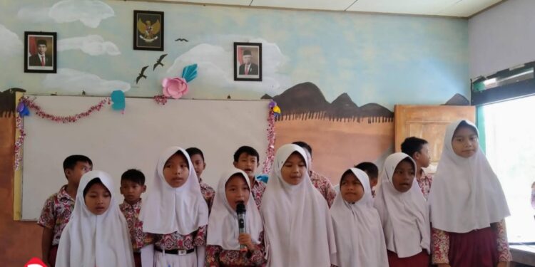 Semangat belajar anak-anak sekolah dasar di Pacitan terus tumbuh, meski dengan segala keterbatasan. Senyum dan keceriaan mereka menjadi pengingat bahwa pendidikan adalah bekal utama untuk masa depan. (Foto: Sunardi/Berita Pacitan).