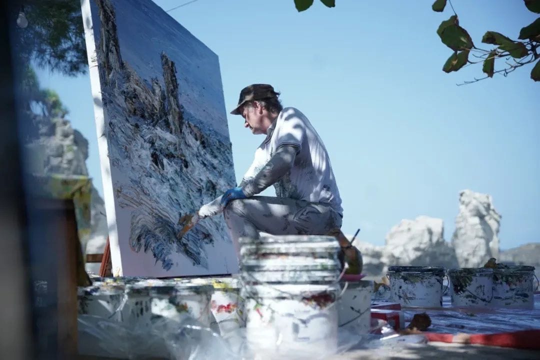 Seniman asal Jerman, Christopher Lehmpfuhl, menggoreskan jemarinya di atas kanvas raksasa dengan teknik finger painting, mengabadikan keindahan Pantai Klayar, Pacitan. Aksinya menjadi magnet perhatian dalam ajang seni bertaraf internasional di pesisir selatan Jawa.