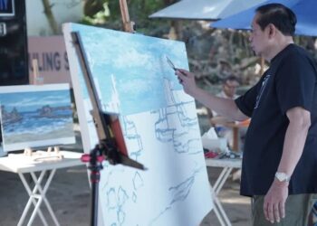 Presiden ke-6 RI, Susilo Bambang Yudhoyono (SBY), kembali menggoreskan kuasnya di atas kanvas, kali ini di pesisir indah Pantai Klayar, Pacitan. ( Foto: Prokopim Pacitan)