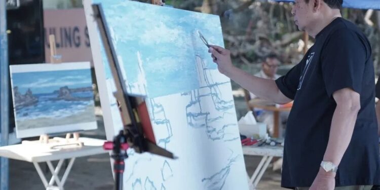 Presiden ke-6 RI, Susilo Bambang Yudhoyono (SBY), kembali menggoreskan kuasnya di atas kanvas, kali ini di pesisir indah Pantai Klayar, Pacitan. ( Foto: Prokopim Pacitan)