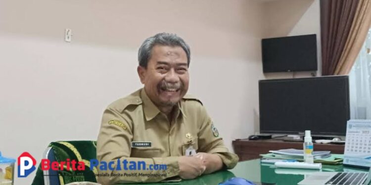 Kepala Disparbudpora, Turmudi, memastikan optimalisasi layanan dan fasilitas di destinasi unggulan destinasi wisata Pacitan.(Foto: Sunardi/ Berita Pacitan).