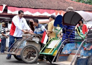 300 Tukang Becak dan Kusir Dokar di Pacitan Terima Bantuan dari Baznas
