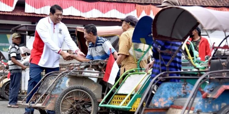 300 Tukang Becak dan Kusir Dokar di Pacitan Terima Bantuan dari Baznas