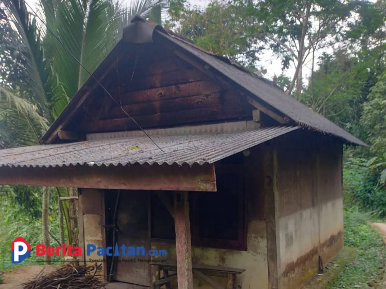 Miris dengan Kondisi rumah yang tidak layak huni, beratapkan esbes. (Foto: Petarung Kehidupan for Berita Pacitan).