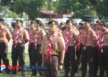 Upacara Hari Pramuka ke-64 mengikuti jalannya upacara dengan khidmat di alun-alun Pacitan. (Foto: Kwarcab Pacitan For Sunardi Beritapacitan.com).