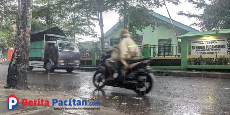 Hujan deras mengguyur kawasan perkotaan Pacitan, Selasa, 19 Agustus 2025. Sejumlah ruas jalan tergenang. (Foto: Sunardi/Beritapacitan.com)