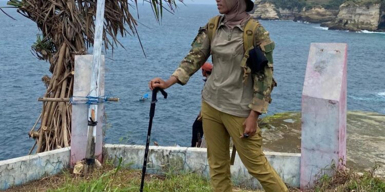 Potret Reni Kusumaningsih, satu-satunya peserta perempuan yang ikut menantang ganasnya jalur Ekspedisi Merah Putih 2025 di Pacitan. (Foto: Reni for Beritapacitan.com)