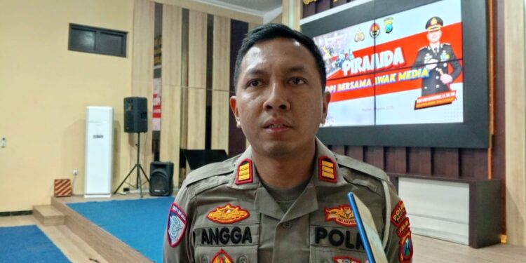 AKP Moch Angga Bagus Sasongko, Kasatlantas Polres Pacitan, saat menjelaskan faktor penyebab tingginya angka kecelakaan pelajar serta langkah pencegahan yang tengah dilakukan kepolisian. (Foto: Sunardi Berita Pacitan).