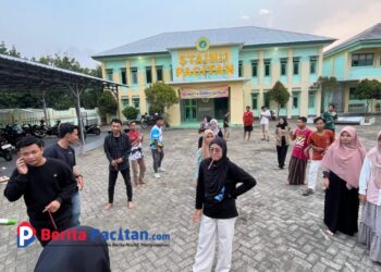 Kebersamaan dan keceriaan kader PMII Pacitan tampak dalam lomba Semarak Kemerdekaan HUT RI ke-80 yang digelar di halaman Kampus STAINU Pacitan.(foto: Sunardi Berita Pacitan)