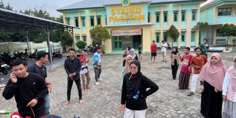 Kebersamaan dan keceriaan kader PMII Pacitan tampak dalam lomba Semarak Kemerdekaan HUT RI ke-80 yang digelar di halaman Kampus STAINU Pacitan.(foto: Sunardi Berita Pacitan)