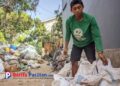 Indra, pekerja harian pemilah rongsokan di Ploso, Pacitan. Meski kerja keras seharian, penghasilan yang didapat sering kali tak cukup untuk menutup kebutuhan rumah tangga.” (foto: Sunardi/Berita Pacitan)