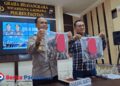 Polisi tengah menunjukkan barang bukti berupa pakaian korban. (Foto: Sunardi Berita Pacitan).