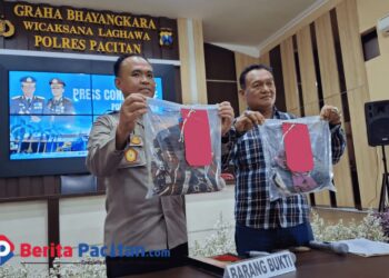 Polisi tengah menunjukkan barang bukti berupa pakaian korban. (Foto: Sunardi Berita Pacitan).