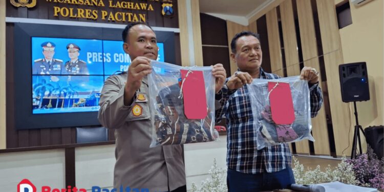 Polisi tengah menunjukkan barang bukti berupa pakaian korban. (Foto: Sunardi Berita Pacitan).