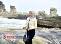 Elnada Gefania menikmati suasana di Pantai Klayar, melepas rindu kampung halaman. (Foto : Sunardi Berita Pacitan).