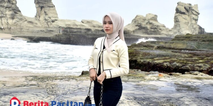 Elnada Gefania menikmati suasana di Pantai Klayar, melepas rindu kampung halaman. (Foto : Sunardi Berita Pacitan).