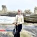 Elnada Gefania menikmati suasana di Pantai Klayar, melepas rindu kampung halaman. (Foto : Sunardi Berita Pacitan).