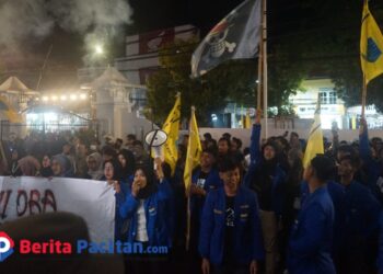 Ratusan mahasiswa PMII Pacitan mendesak DPRD agar berpihak pada rakyat. Isu pendidikan, ekonomi, kesehatan, hingga tunjangan jumbo jadi sorotan tajam.(Foto : PMII for Berita Pacitan)