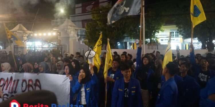 Ratusan mahasiswa PMII Pacitan mendesak DPRD agar berpihak pada rakyat. Isu pendidikan, ekonomi, kesehatan, hingga tunjangan jumbo jadi sorotan tajam.(Foto : PMII for Berita Pacitan)