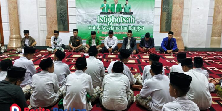 Kader Ansor, Banser, dan Banom NU Pacitan bersama Forkopimda menggelar istighotsah di Masjid Darul Falah, memanjatkan doa bersama untuk keselamatan bangsa dan daerah. (Foto: Sunardi Berita Pacitan).